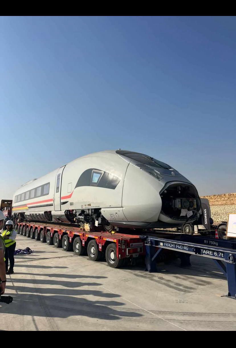 جانب من القطار فائق السرعة جانب من القطار فائق السرعة