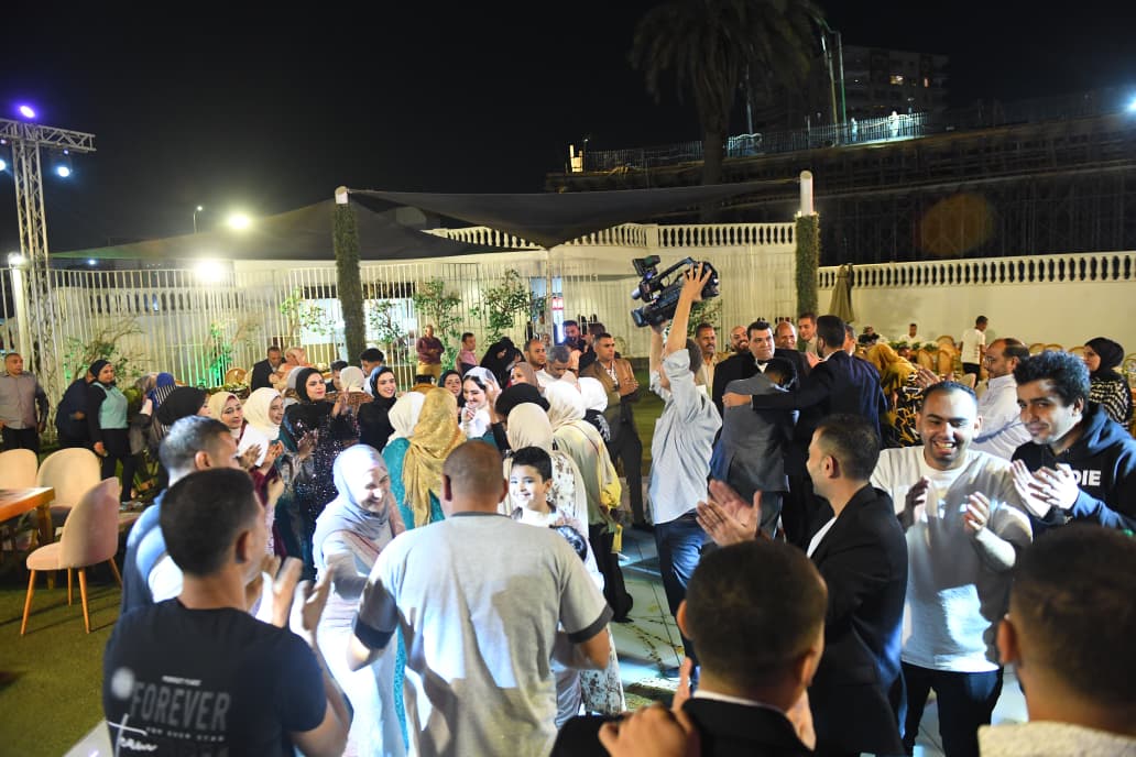 أصدقاء وأهالي العروسين