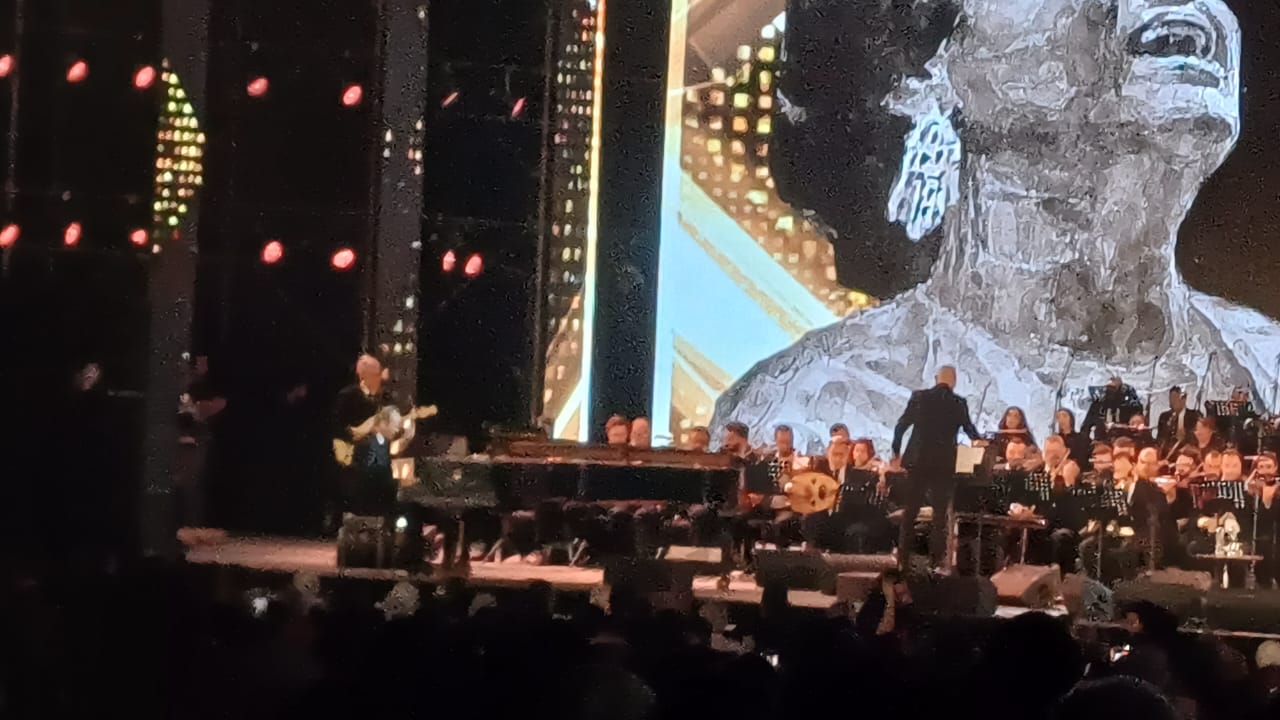 عمرو سليم يقدم مقطوعة موسيقية قبل حفل مدحت صالح بمهرجان الموسيقى العربية (3)