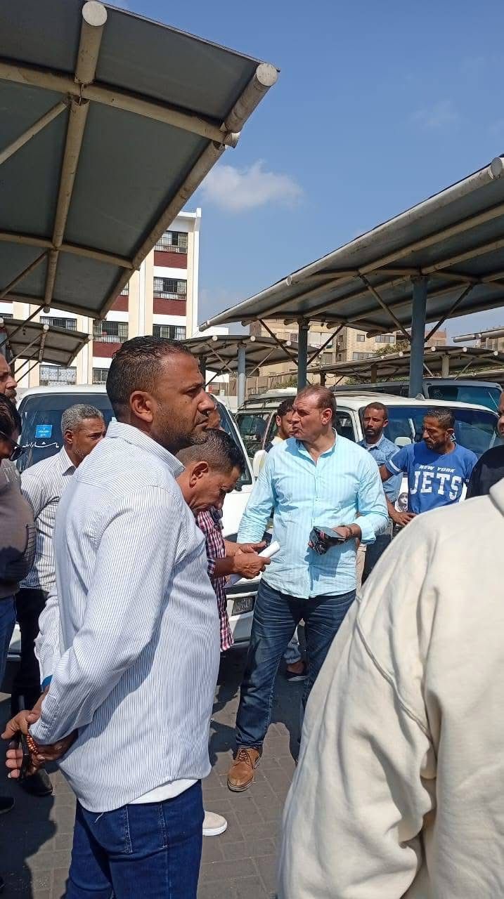 رئيس حى الهرم يتابع انتظام مواقف السرفيس والعمل بالتعريفة الجديدة (3)