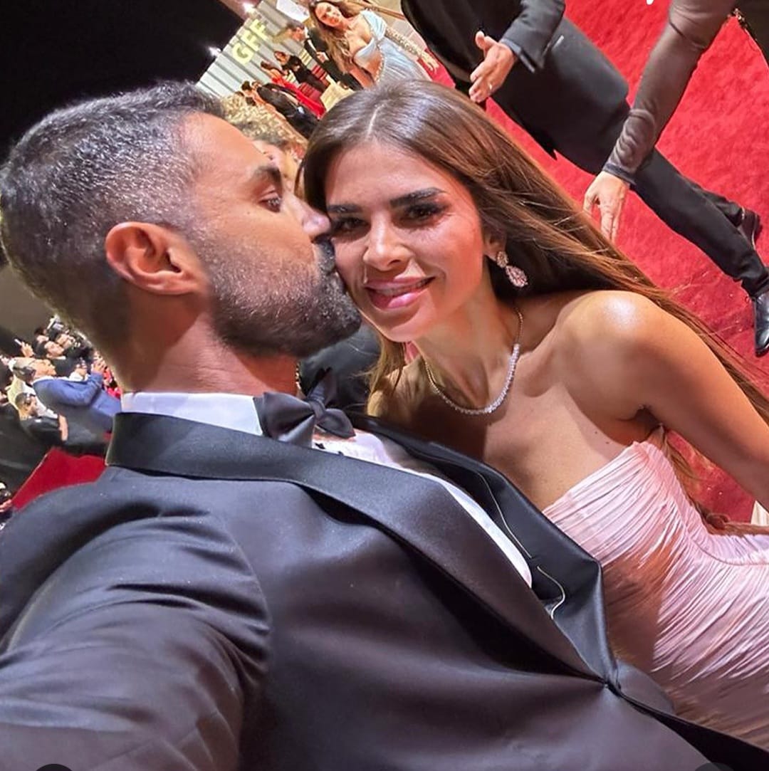 قبلة كريم فهمي لزوجته دانيا البناوي