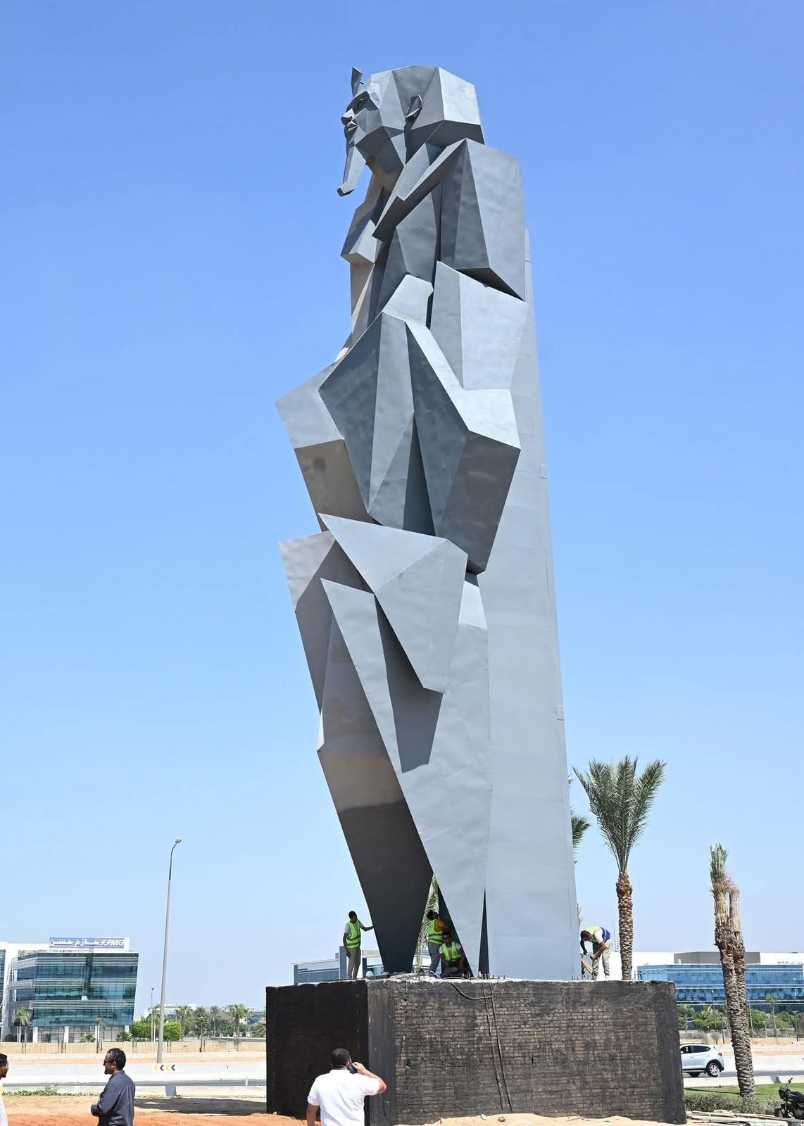 تمثال في مدخل طريق الاسكندرية الصحراوي ضمن أعمال التطوير
