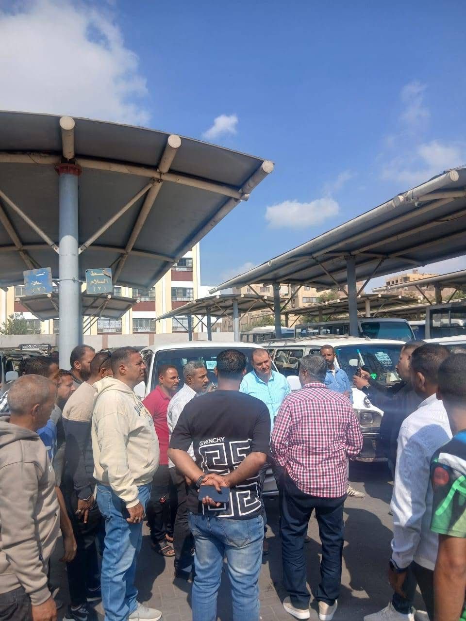 رئيس حى الهرم يتابع انتظام مواقف السرفيس والعمل بالتعريفة الجديدة (9)