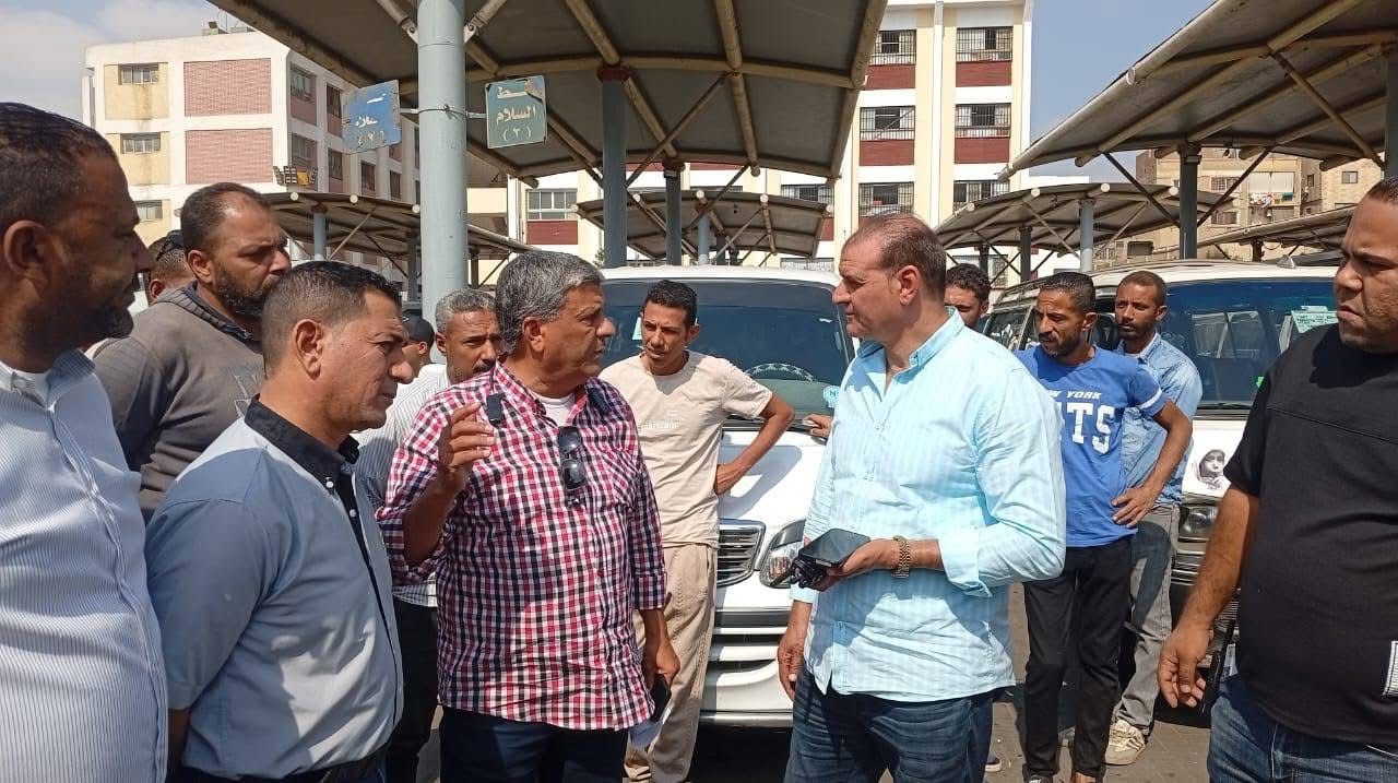رئيس حى الهرم يتابع انتظام مواقف السرفيس والعمل بالتعريفة الجديدة (4)