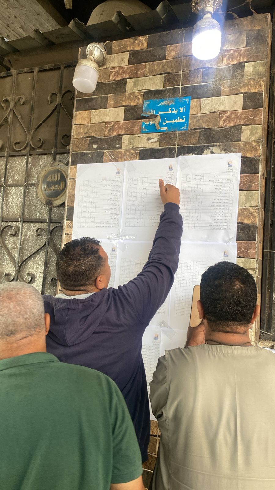 وضع لافتات تعريفة الركوب الجديدة بموقف عبدالمنعم رياض (6)
