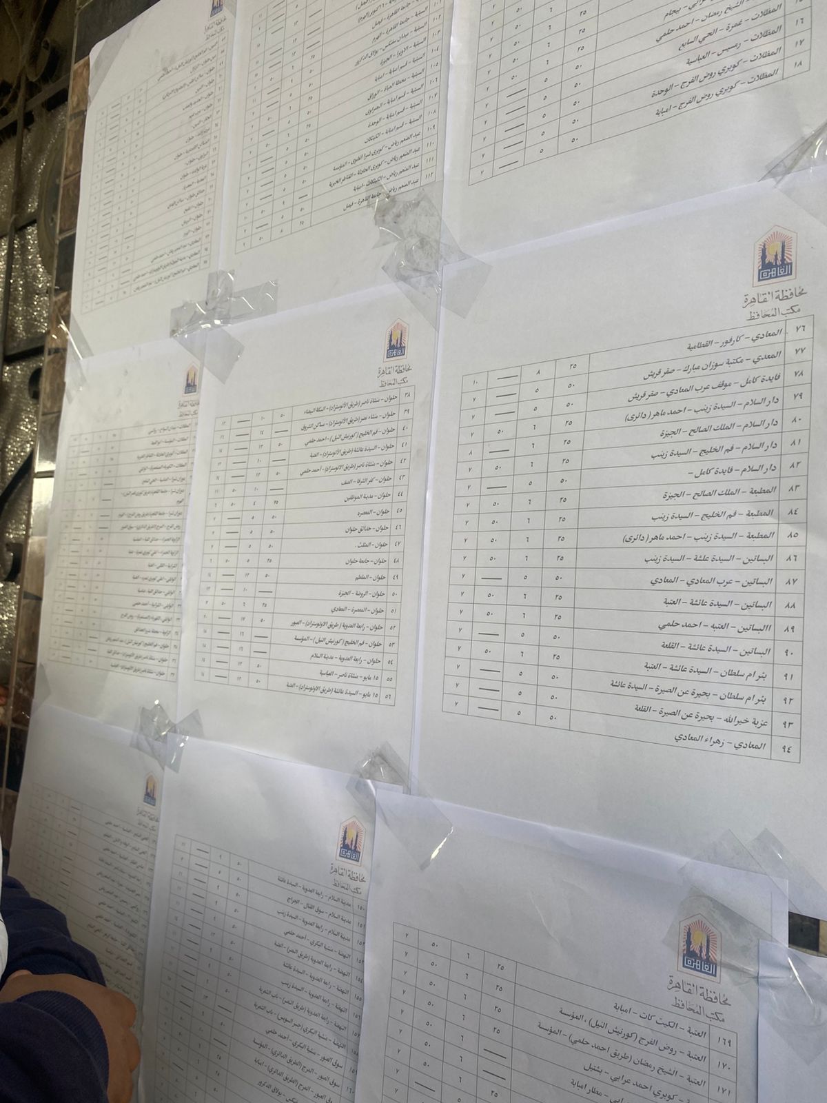 وضع لافتات تعريفة الركوب الجديدة بموقف عبدالمنعم رياض (2)