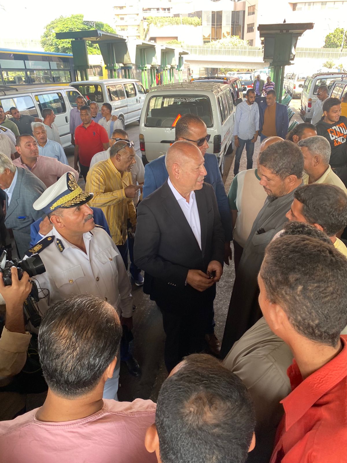 محافظ القاهرة يتفقد موقف عبدالمنعم رياض لمتابعة تعريفة الأجرة الجديدة (1)