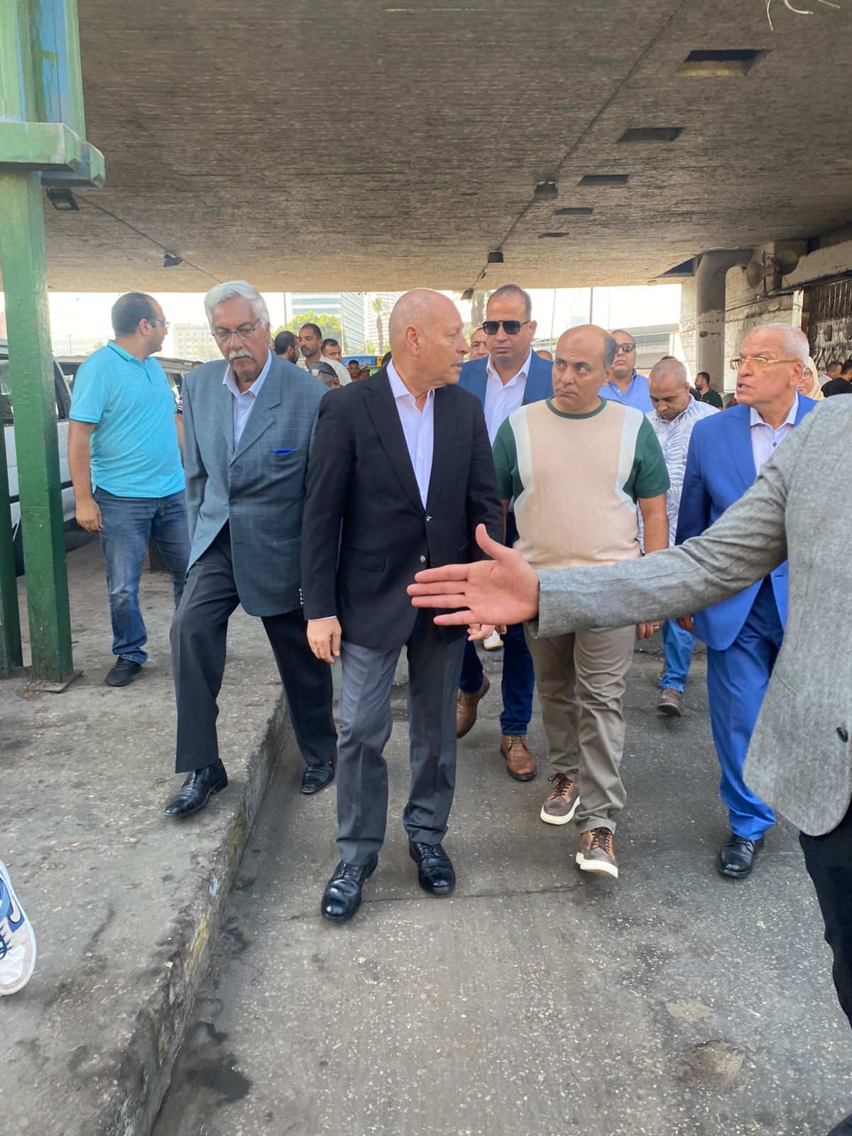محافظ القاهرة يتفقد موقف عبدالمنعم رياض لمتابعة تعريفة الأجرة الجديدة (2)