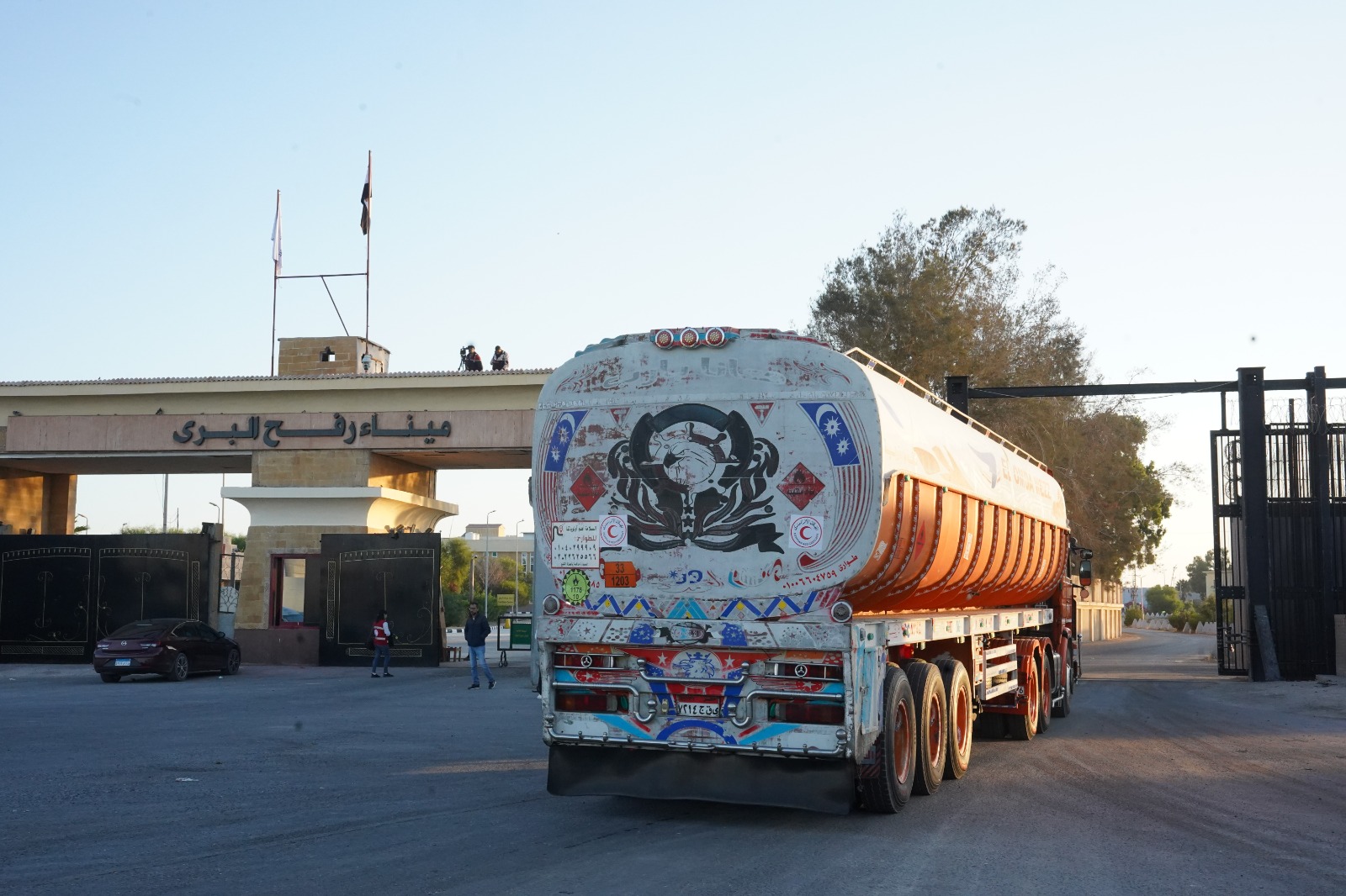 إطلاق قافلة زاد العزة الـ 52 إلى غزة بحمولة 4 الاف طن مساعدات غذائية (2)