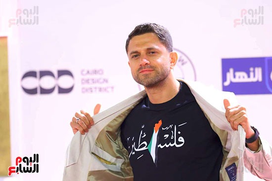 ممثل شاب يدعم فلسطين في عرض فيلم هابي بيرث داي في مهرجان الجونة (2)