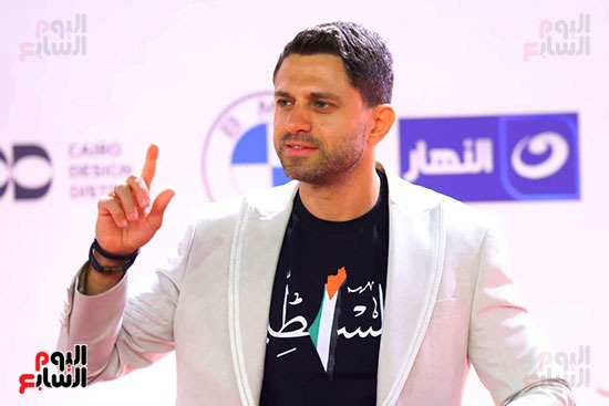 ممثل شاب يدعم فلسطين في عرض فيلم هابي بيرث داي في مهرجان الجونة (1)