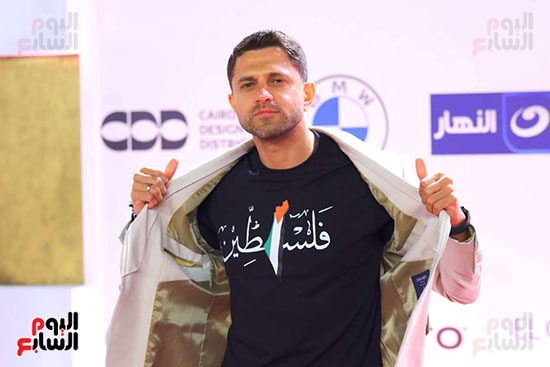 ممثل شاب يدعم فلسطين في عرض فيلم هابي بيرث داي في مهرجان الجونة (4)