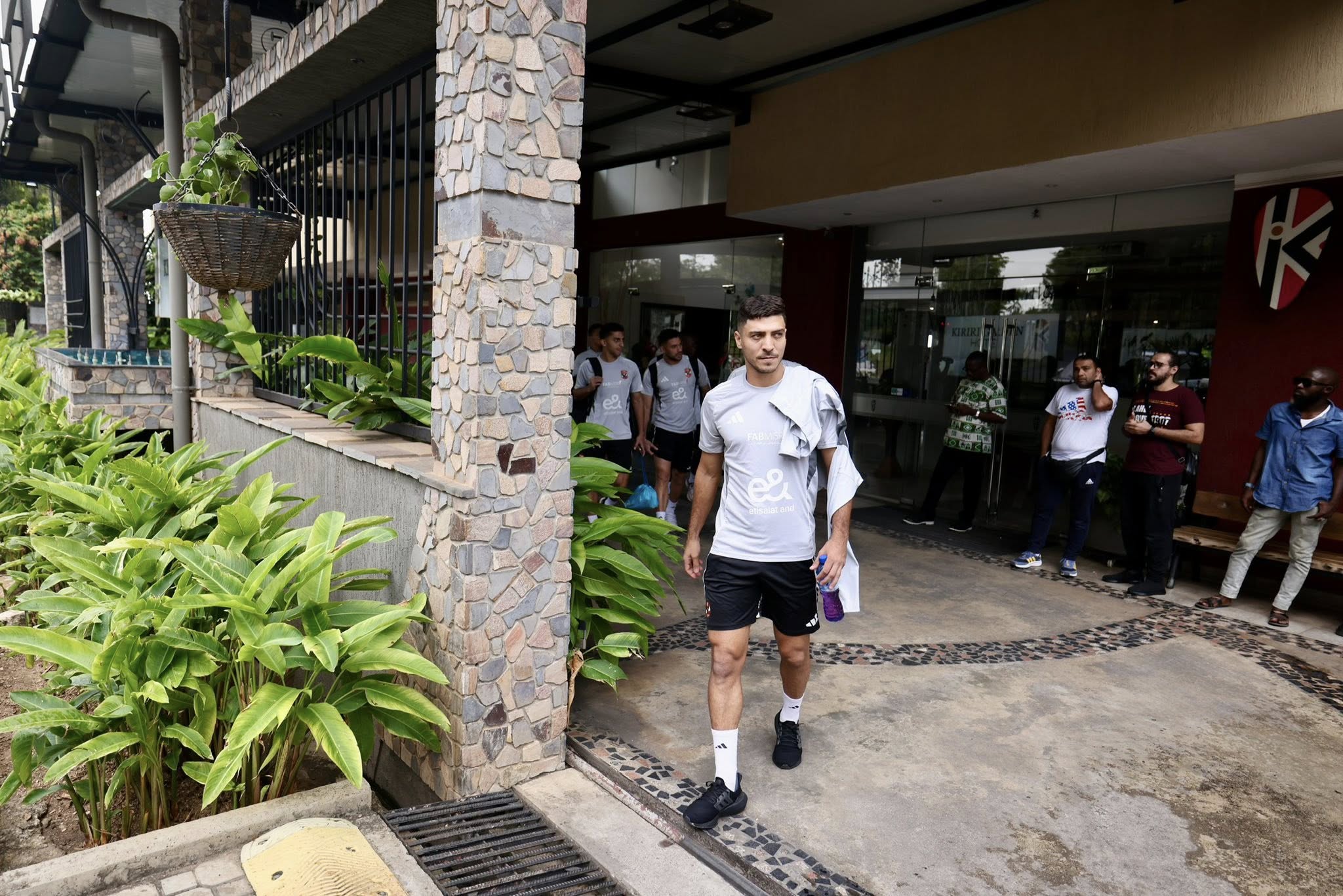 لاعبون يتحركون إلى التدريب