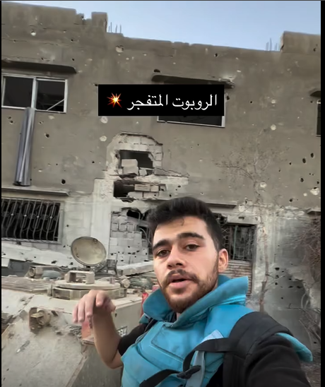 الصحفى الفلسطيني مصطفى صرصور يلتقط صورة أمام مخلفات الحروب