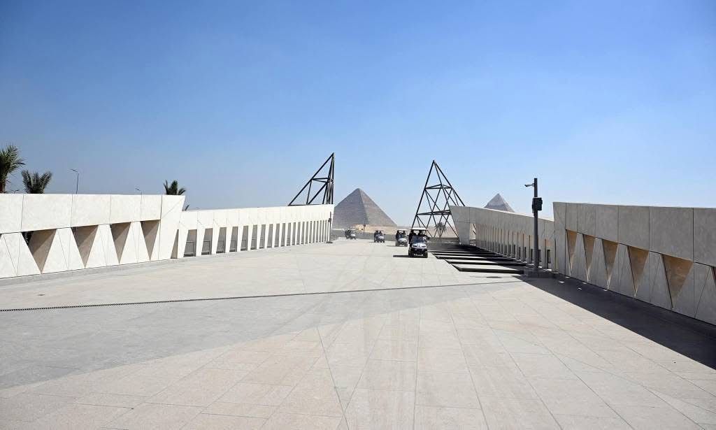 الممشى السياحي الرابط بين المتحف والأهرامات