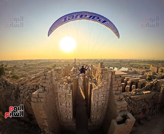 سحر-طائرات-الباراموتور-فوق-المعابد-فى-الأقصر سحر-طائرات-الباراموتور-فوق-المعابد-فى-الأقصر