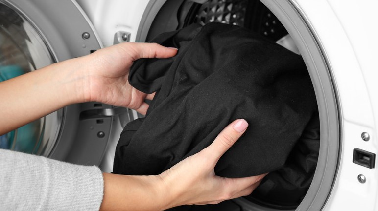 غسل الملابس السوداء