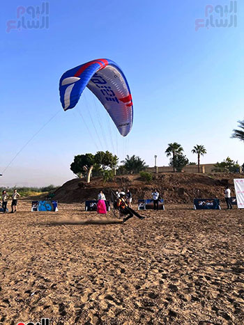 لحظات-هبوط-الباراموتور-فى-الأرض-بعد-الرحلة لحظات-هبوط-الباراموتور-فى-الأرض-بعد-الرحلة
