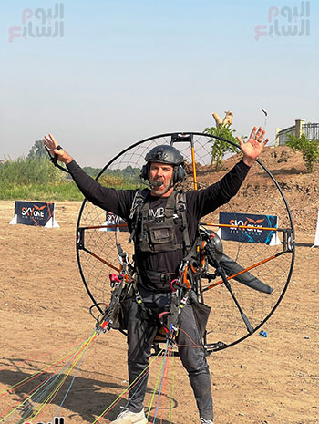 سعادة-أجنبي-قبل-التحليق-بالمظلة-الباراموتور سعادة-أجنبي-قبل-التحليق-بالمظلة-الباراموتور