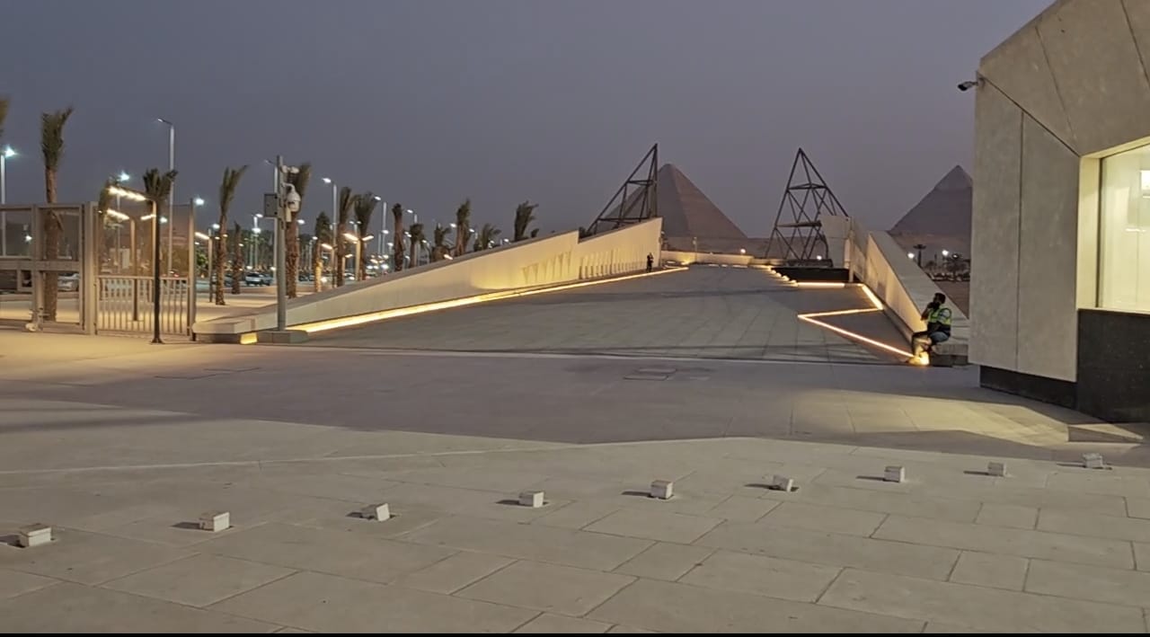 الممشى السياحي الرابط بين المتحف الكبير والأهرامات