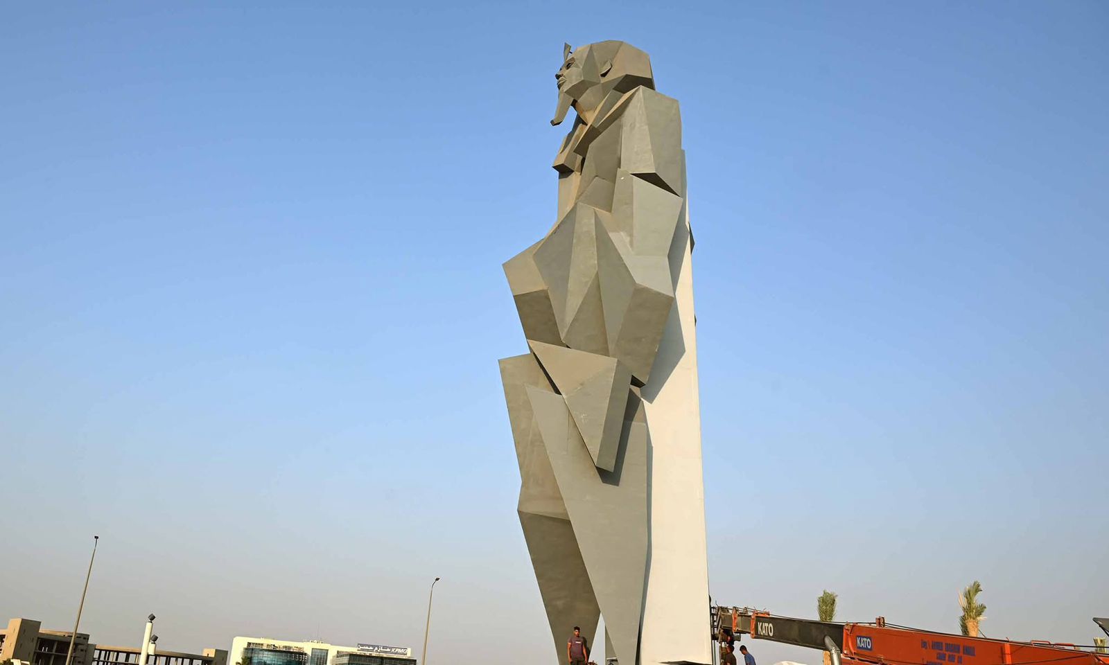 تمثال في مدخل طريق الاسكندرية الصحراوي