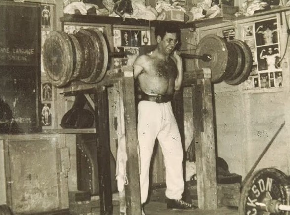 أندور يمارس الرياضة فى شبابه أندور يمارس الرياضة فى شبابه