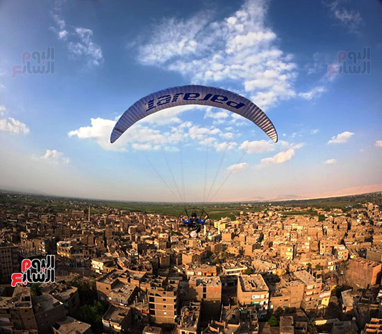 السياح-يحلقون-بالطائر-الباراموتور-فوق-مدينة-الأقصر السياح-يحلقون-بالطائر-الباراموتور-فوق-مدينة-الأقصر