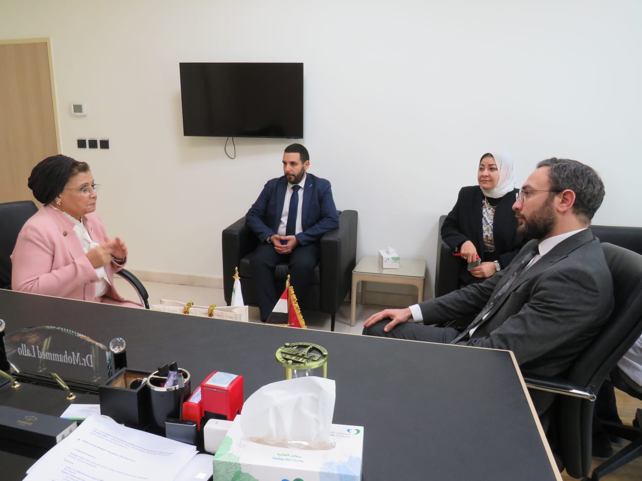 نائبة وزير الصحة خلال الزيارة