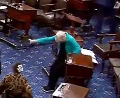 لحظة سقوط إليزابيث وارن