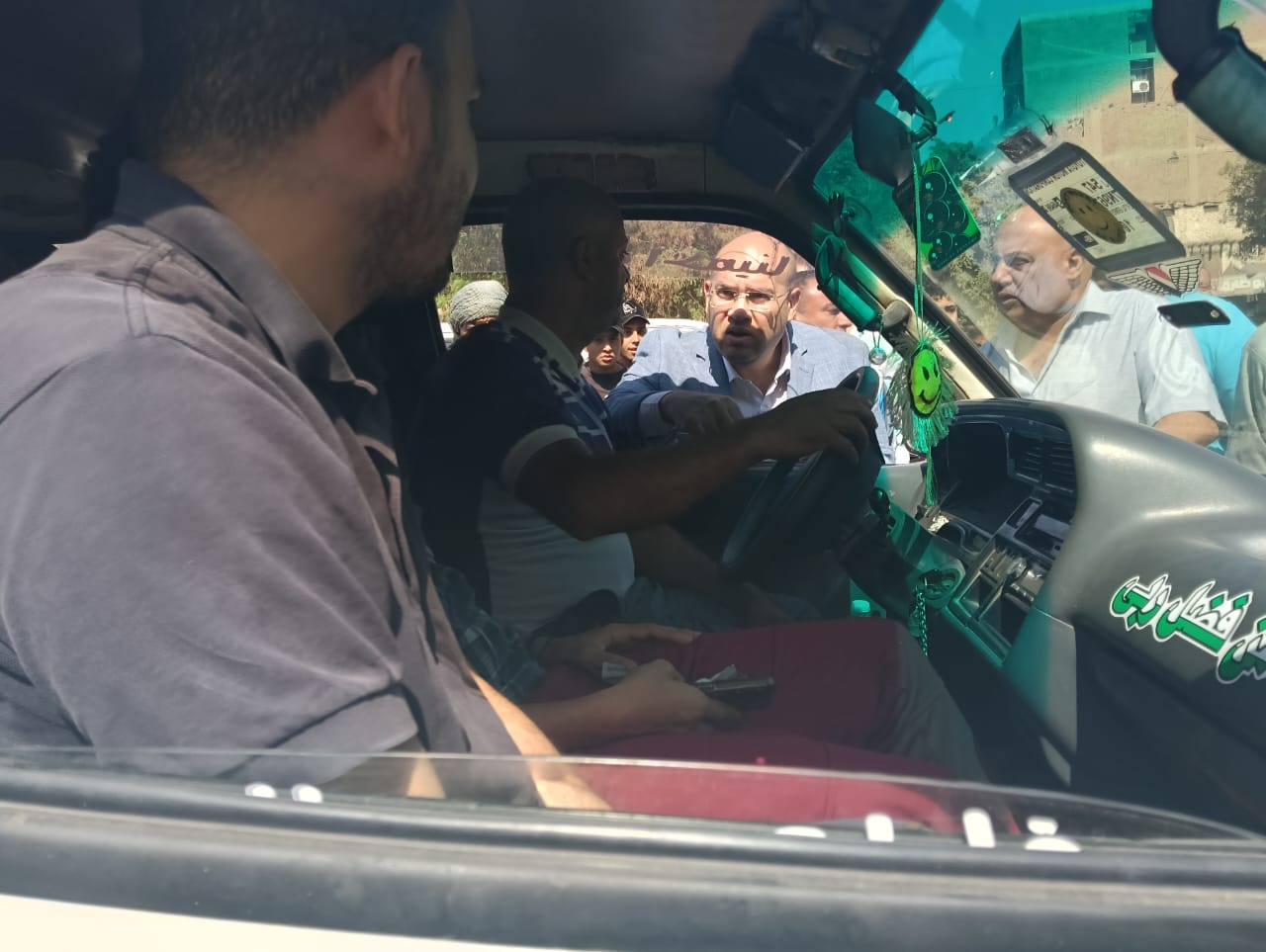 نائب محافظ الجيزة يتفقد مواقف السرفيس فى كرداسة وأوسيم  (7)