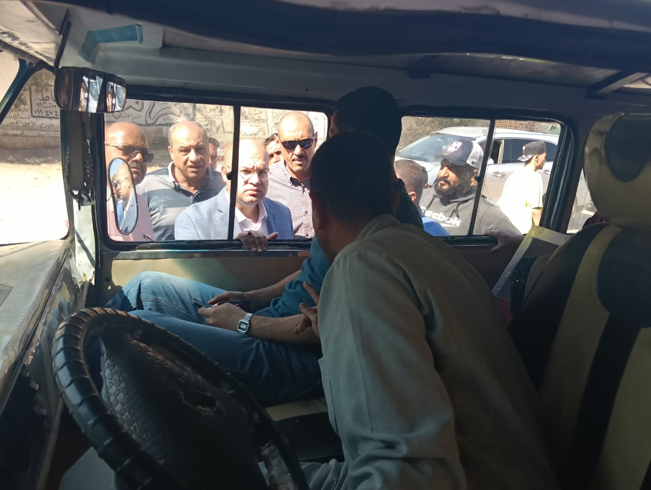 نائب محافظ الجيزة يتفقد مواقف السرفيس فى كرداسة وأوسيم  (1)