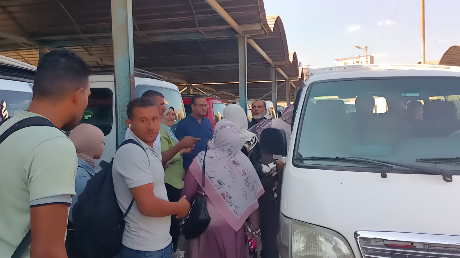 توفير السيارات لنقل الأهالي