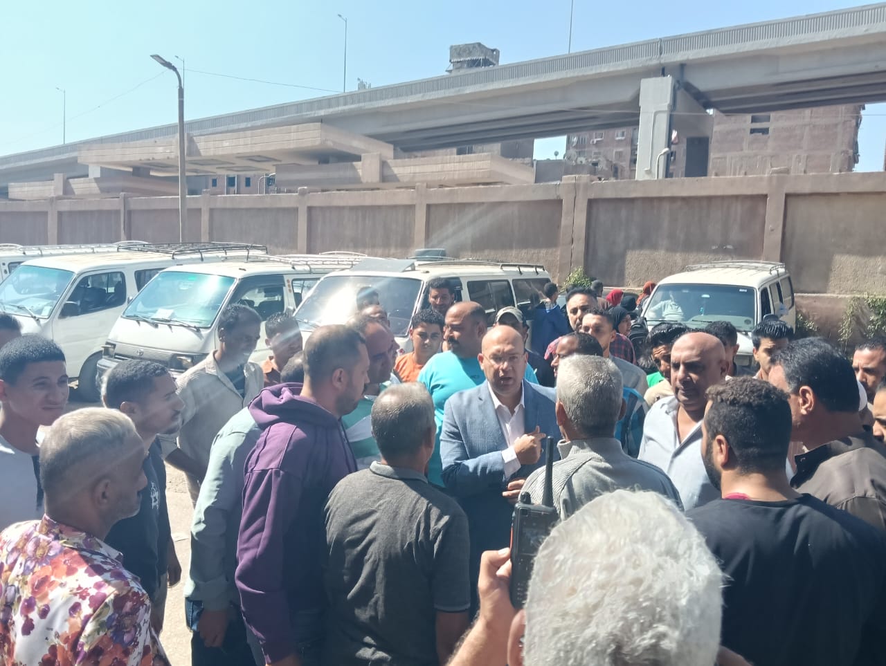 نائب محافظ الجيزة يتفقد مواقف السرفيس فى كرداسة وأوسيم  (6)