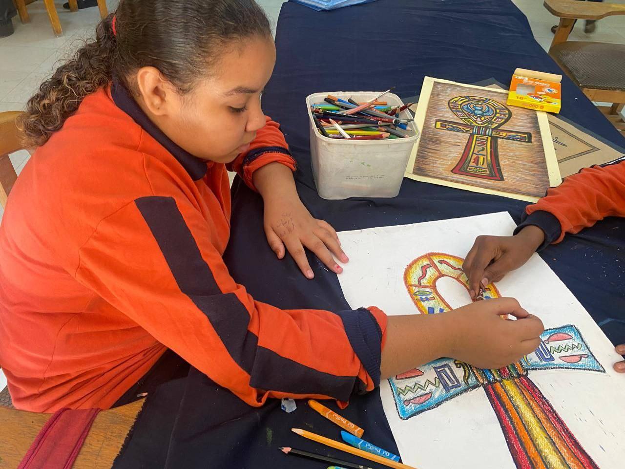 رسم مفتاح الحياة فى الورش للفنون التشكيلية لدعم الأطفال