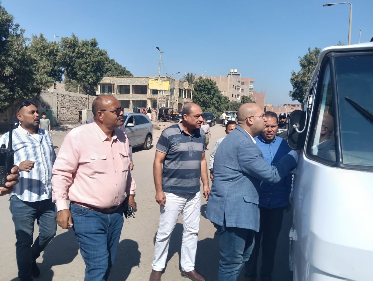 نائب محافظ الجيزة يتفقد مواقف السرفيس فى كرداسة وأوسيم  (8)