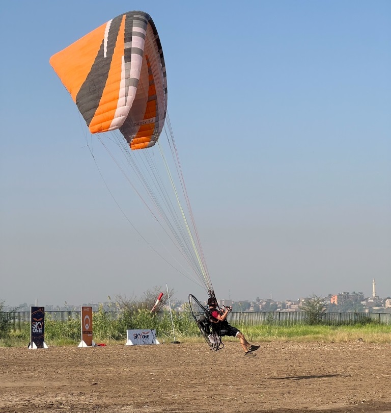 تحليق مظلات الباراموتور بمشاركة 100 أجنبي من 15 دولة