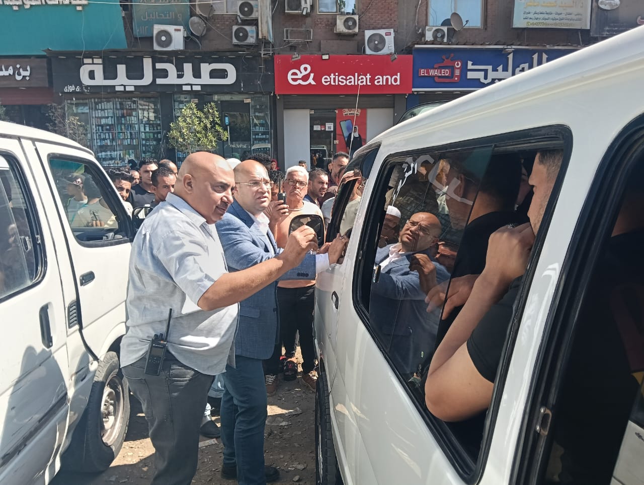 نائب محافظ الجيزة يتفقد مواقف السرفيس فى كرداسة وأوسيم  (5)