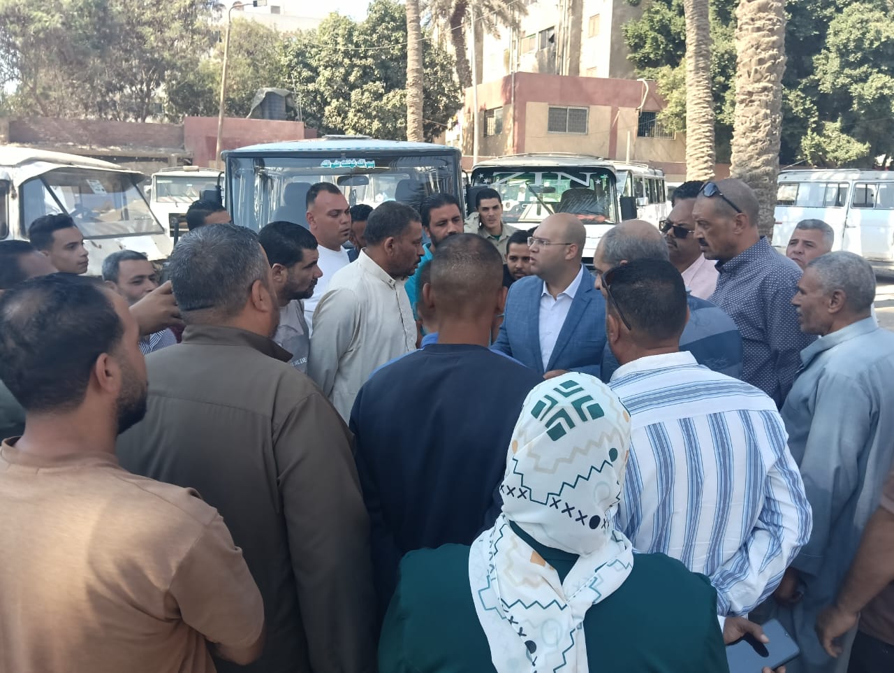 نائب محافظ الجيزة يتفقد مواقف السرفيس فى كرداسة وأوسيم  (3)