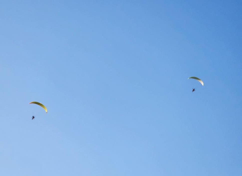 سماء الأقصر تتزين بمغامرات مظلات الباراموتور بمشاركة 100 أجنبي