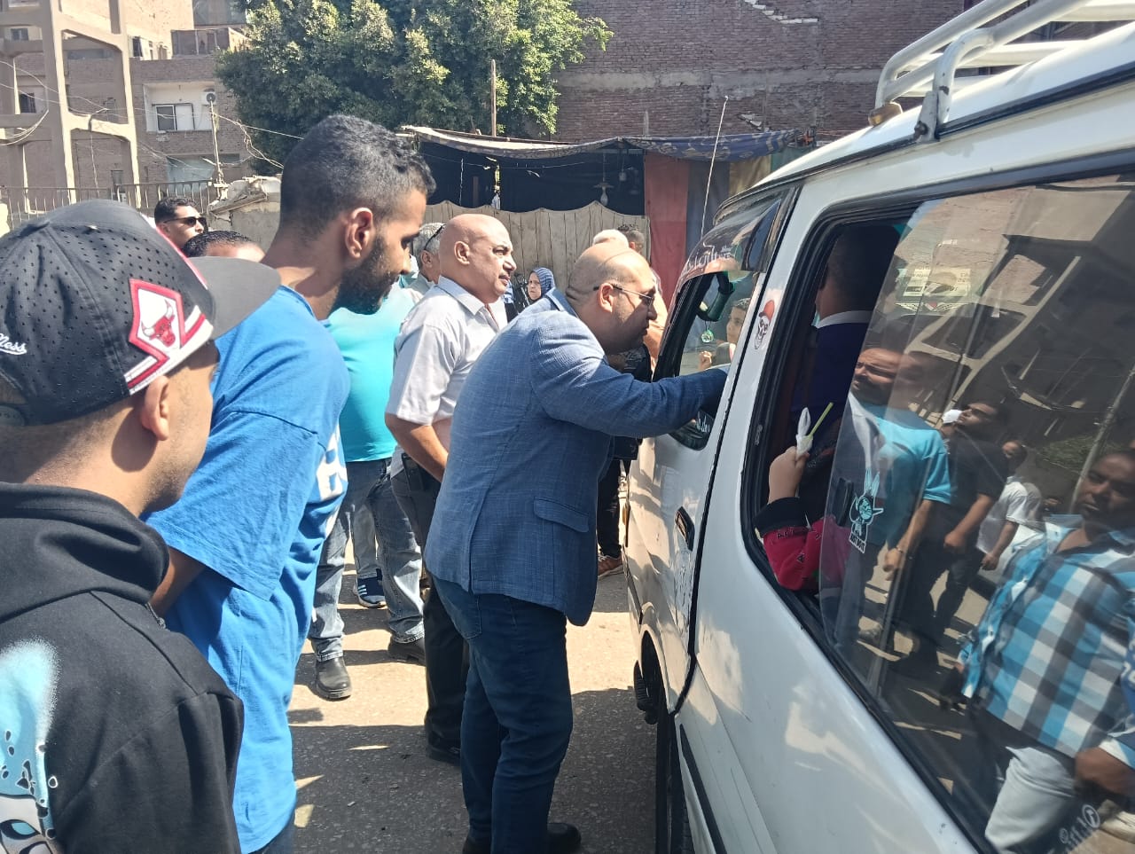 نائب محافظ الجيزة يتفقد مواقف السرفيس فى كرداسة وأوسيم  (4)