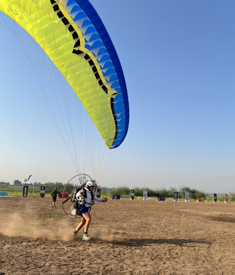 فرحة مظلات الباراموتور بمشاركة 100 أجنبي من 15 دولة