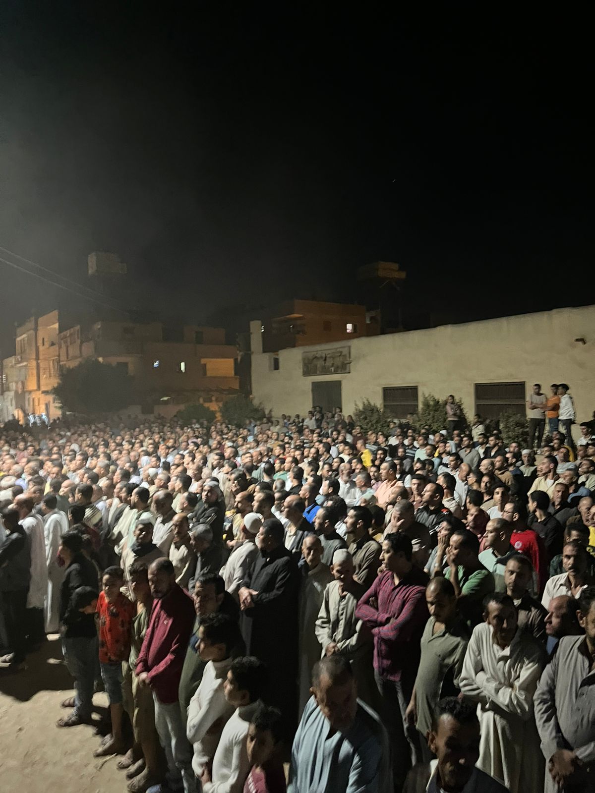 أهالى البحيرة يشيعون جنازة 3 أشخاص (1)