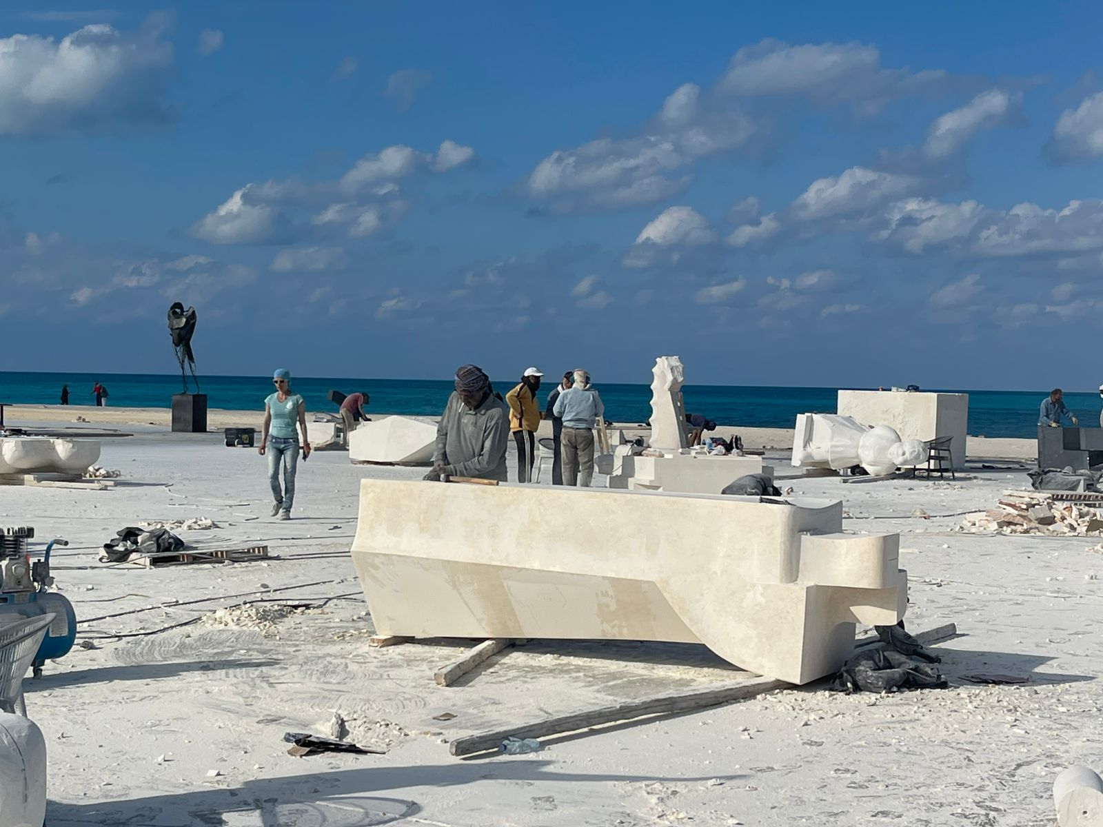 النحت والابداع في احضان العلمين الجديدة النحت والابداع في احضان العلمين الجديدة