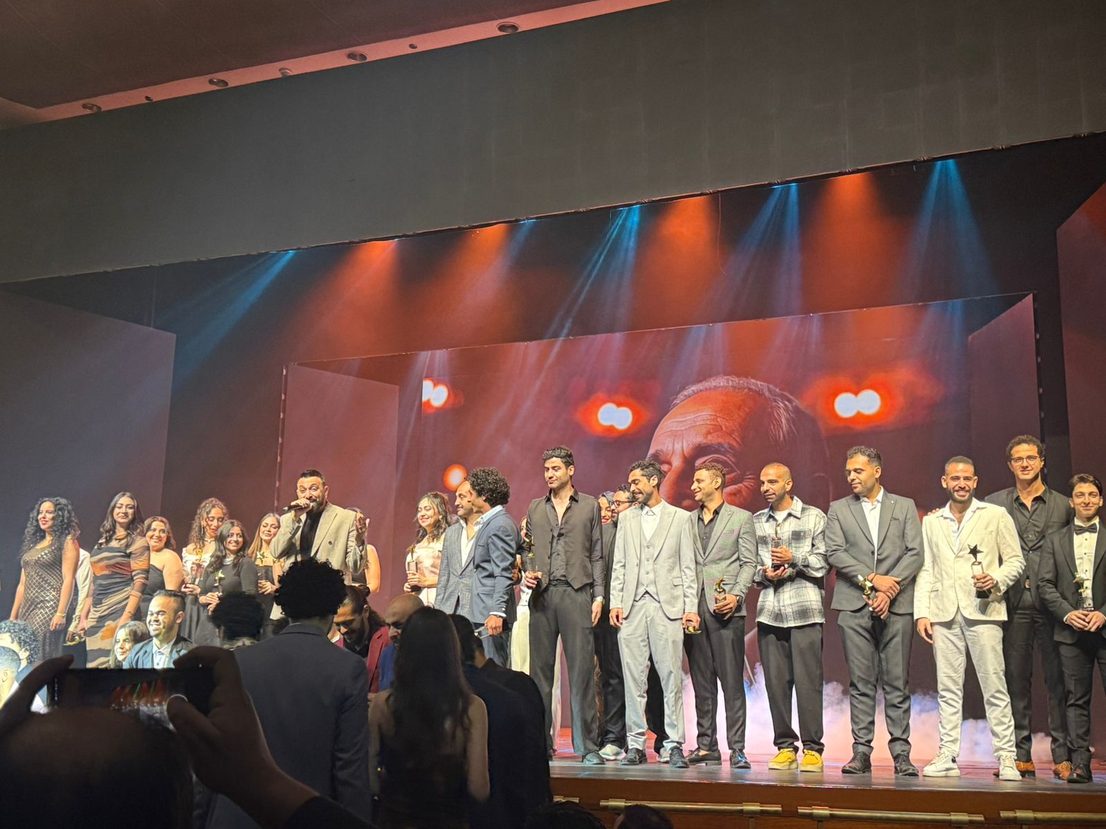 كريم محسن يحيي حفل ختام الدورة 8 لمهرجان نقابة المهن التمثيلية (2)