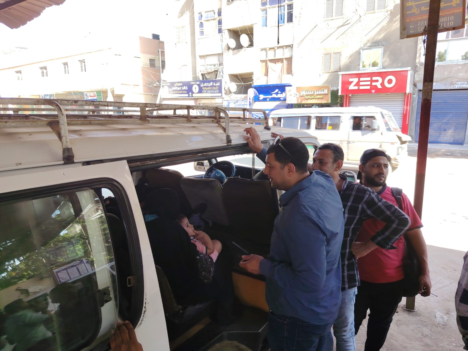 رئيس مدينة العياط يتابع مواقف السرفيس