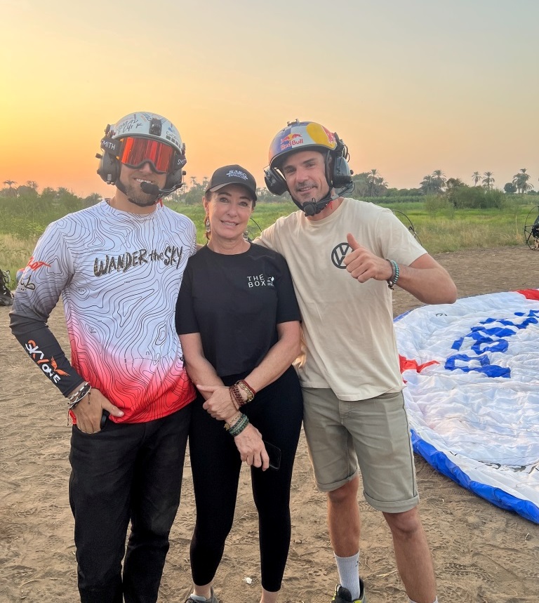 أجواء الفرحة بين الأجانب المغامرين فى الأقصر