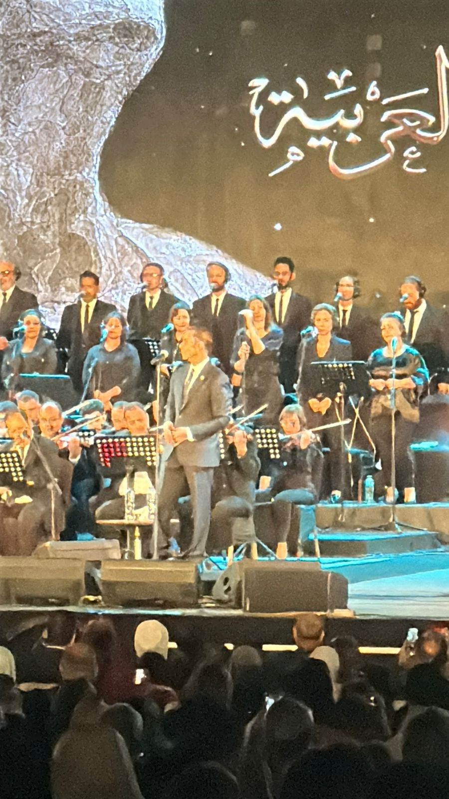 مدحت صالح يتألق بأغنية أنت عمري لأم كلثوم ويرفع شعار كامل العدد بحفل مهرجان الموسيقى العربية (2)