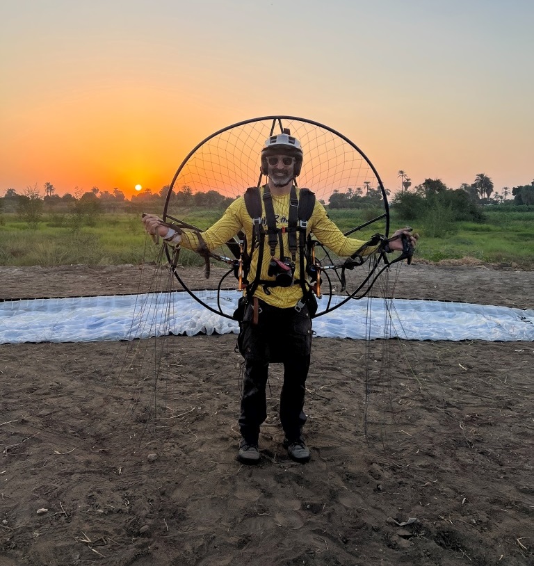 مغامر يستعد للتحليق فى سماء الأقصر