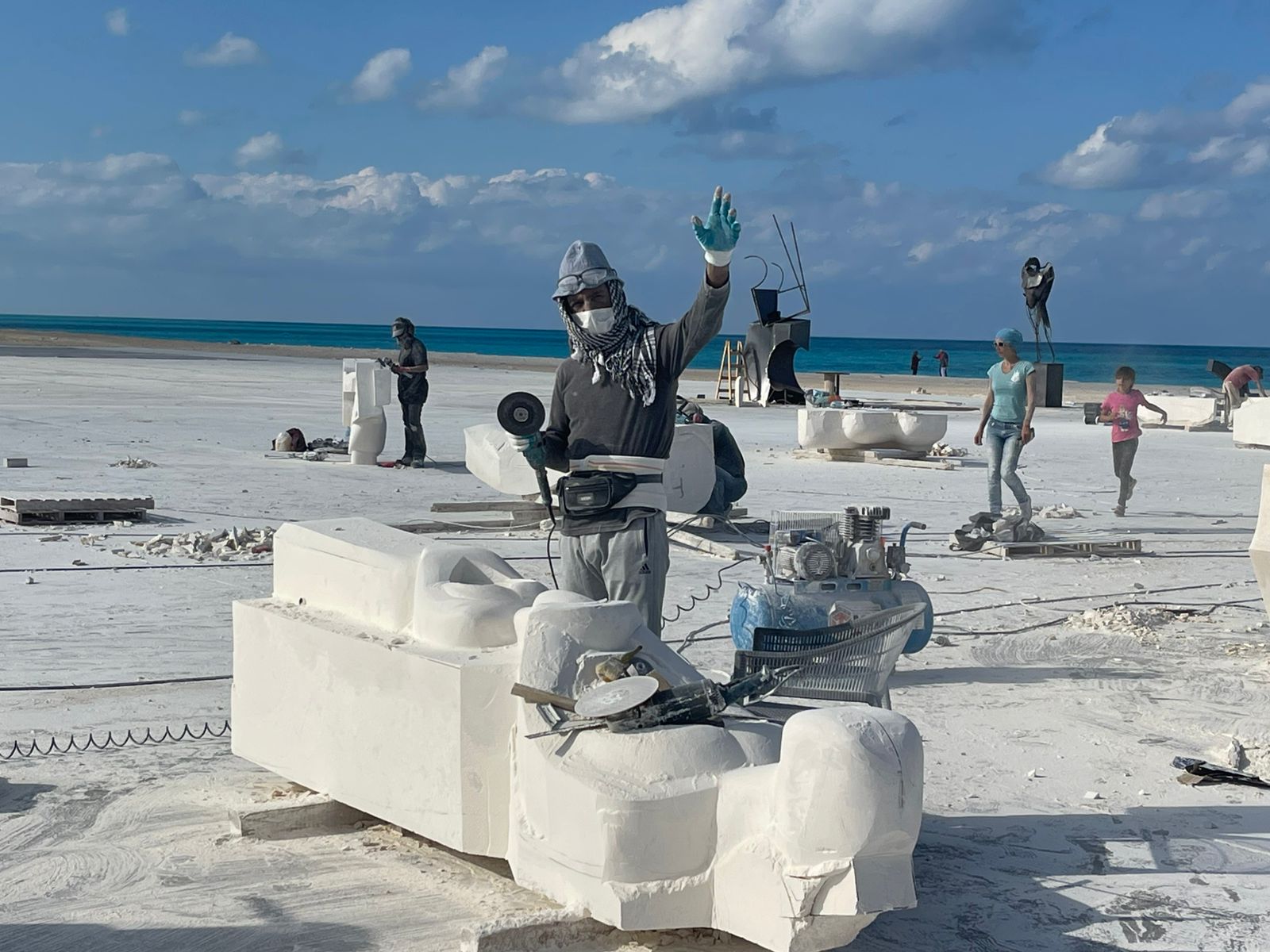 جانب من المشاركين في سمبوزيوم مصر الدولي للنحت بمدينة العلمين الجديدةر جانب من المشاركين في سمبوزيوم مصر الدولي للنحت بمدينة العلمين الجديدةر