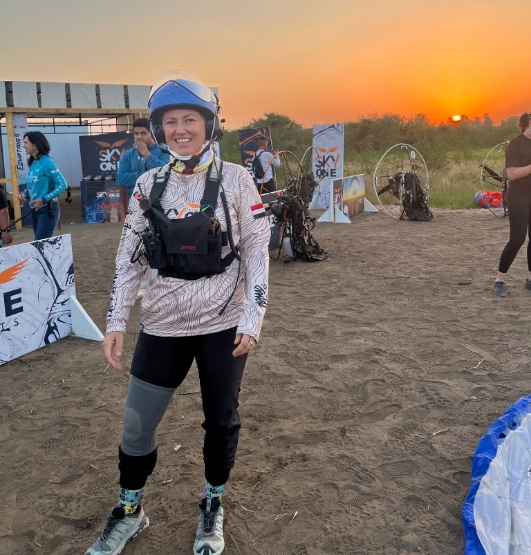 مغامرة أجنبية تشارك فى رحلات الباراموتور فى الأقصر